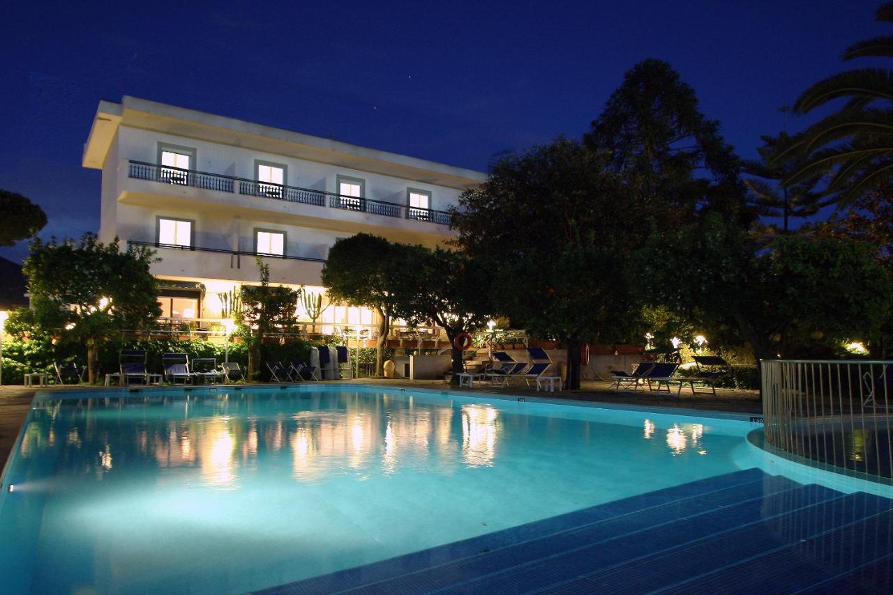 Hotel Alpha Sant'Agnello Esterno foto